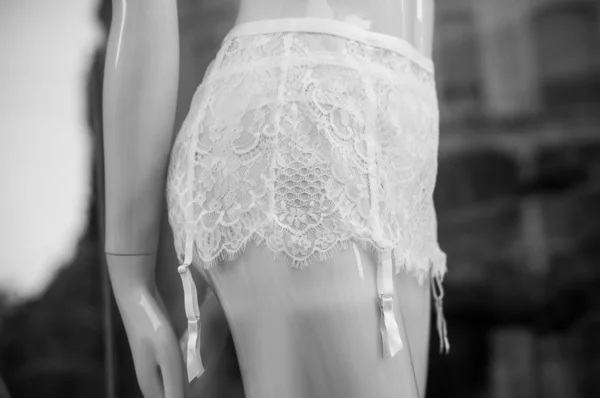 Nahaufnahme weißer Hosenträgergürtel-Unterwäsche auf Schaufensterpuppe — Stockfoto