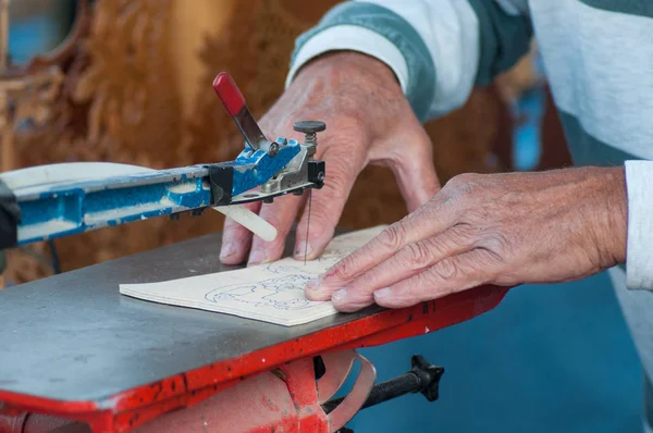 Šata rukou staříku pracující s kovovým nástrojem — Stock fotografie