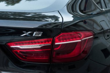arka ışık ve siyah bmw X6 sokakta park işareti