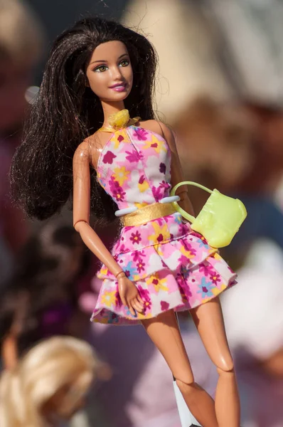 Fechar a coleção de bonecas Barbie no mercado de pulgas na rua — Fotografia de Stock