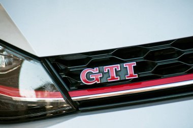 Gri Volkswagen Golf Gti ön sokakta park gti işareti 
