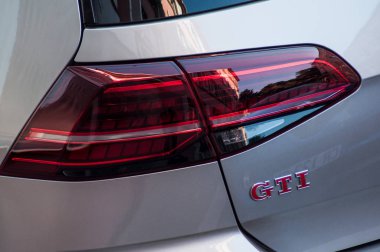 arka ışık ve gti işareti gri Volkswagen Golf Gti sokakta park 