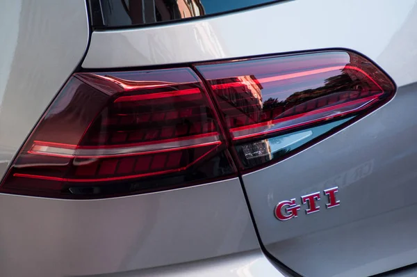 Fanale posteriore e cartello GTI su Volkswagen Golf GTI grigio parcheggiata in strada — Foto Stock