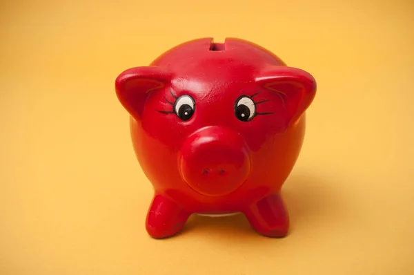 Fechar o banco piggy vermelho no fundo amarelo — Fotografia de Stock