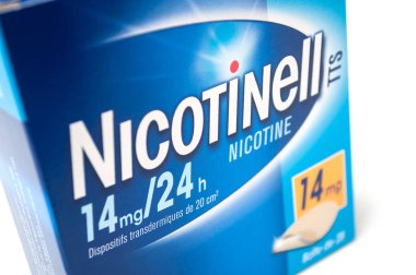 Beyaz arka plan üzerinde Nicotinelle yama karton kutu