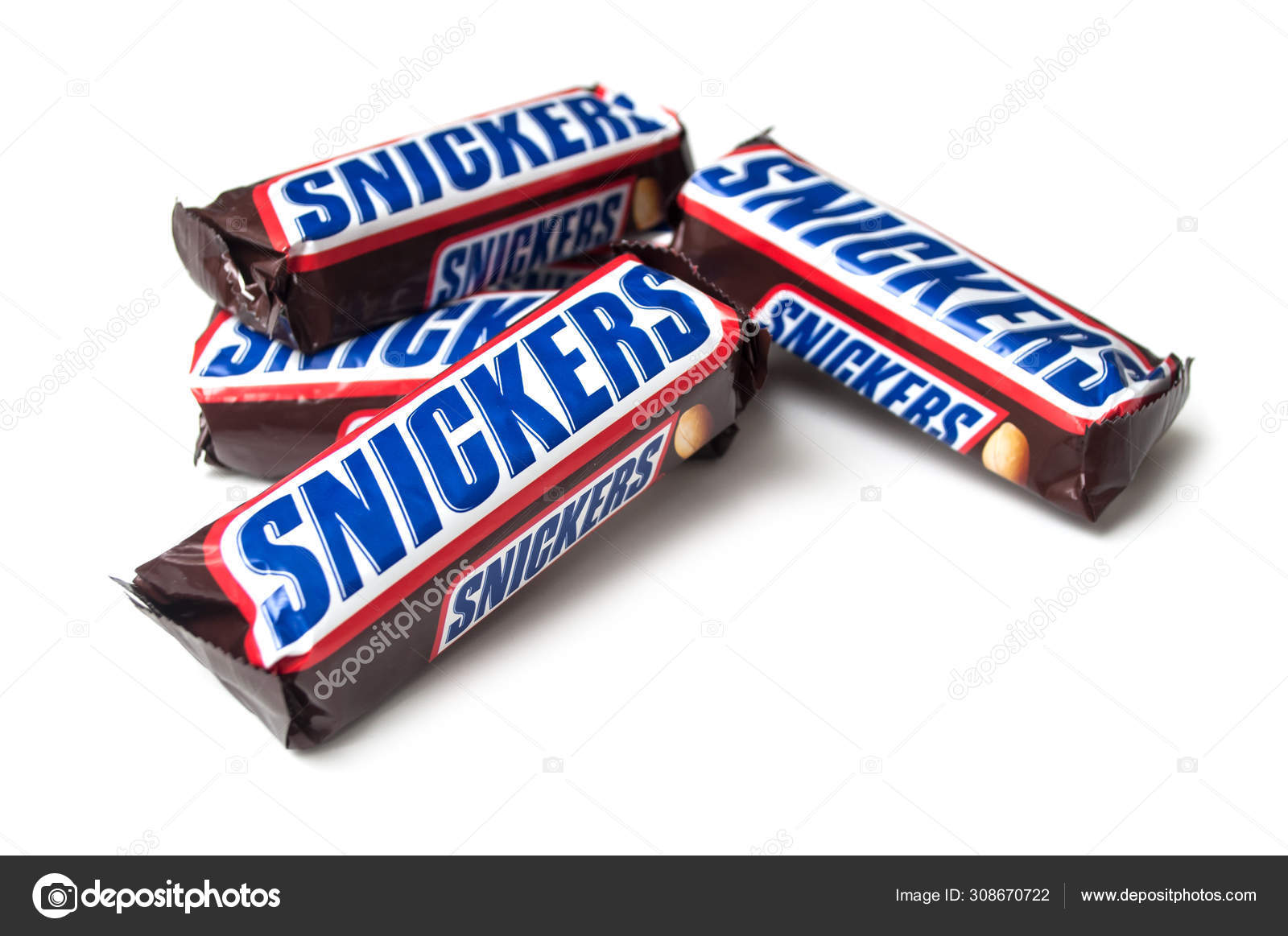 Группа Шоколадных Конфет Snickers На Белом Фоне – Стоковое.