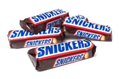 Beyaz arka plan üzerinde Snickers çikolata grubu 