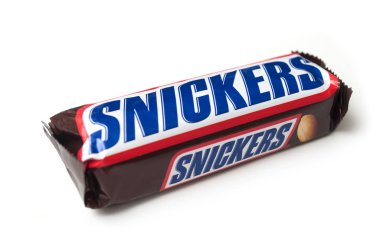 Beyaz arka planda Snickers çikolata yakın çekim 
