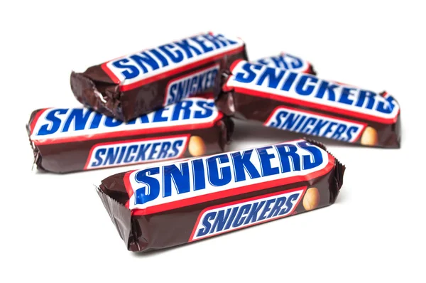 Grupo de Snickers barra de chocolate sobre fondo blanco — Foto de Stock