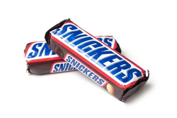 Dois Snickers barra de chocolate no fundo branco — Fotografia de Stock