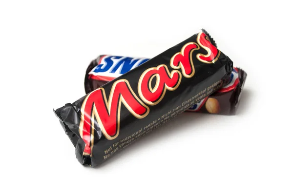 Primer plano de Marte y snickers Barra de chocolate sobre fondo blanco — Foto de Stock