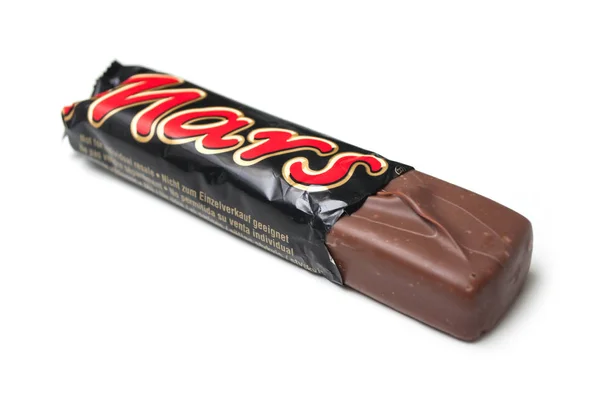 Fechar a barra de chocolate de Marte aberta no fundo branco — Fotografia de Stock
