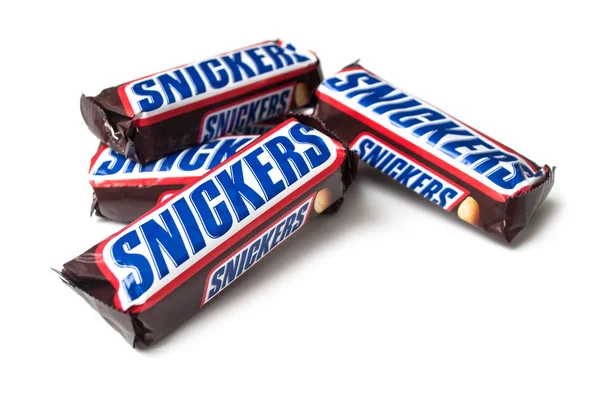 Grupo de Snickers barra de chocolate no fundo branco — Fotografia de Stock