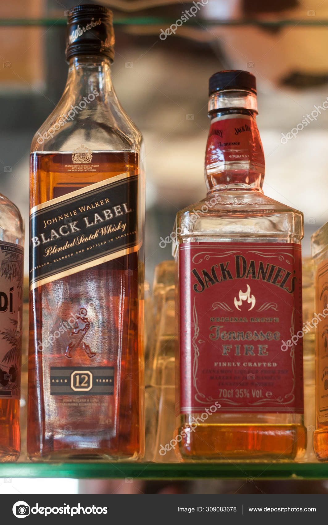 잭 다니엘스와 조니 워커 위스키 병 인 바 — 스톡 에디토리얼 사진 © NeydtStock #309083678, image size:1063x1700