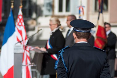 Michele Lutz belediye polisinin oluşturulması otuzuncu yıldönümü töreni sırasında belediye başkanı 