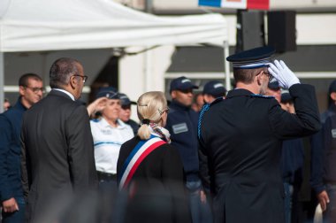Michele Lutz belediye polisinin oluşturulması otuzuncu yıldönümü töreni sırasında belediye başkanı 