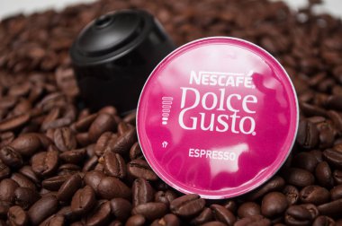 Kahve çekirdekleri arka plan üzerinde Dolce gusto nescafe expresso kahve kapsülleri