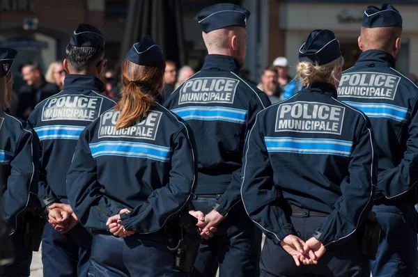 Poliser som står på huvudplatsen under den trettionde årsdagen ceremoni för skapandet av den kommunala polisen — Stockfoto