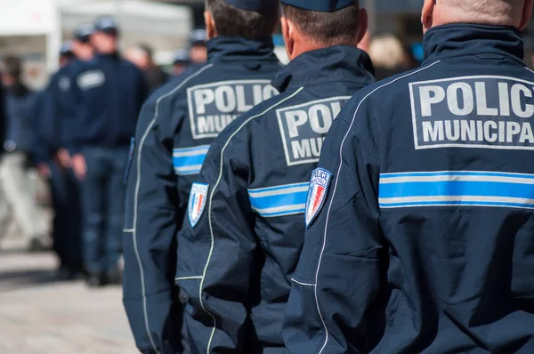 Policiers debout sur la place principale lors de la cérémonie du trentième anniversaire de la création de la police municipale — Photo