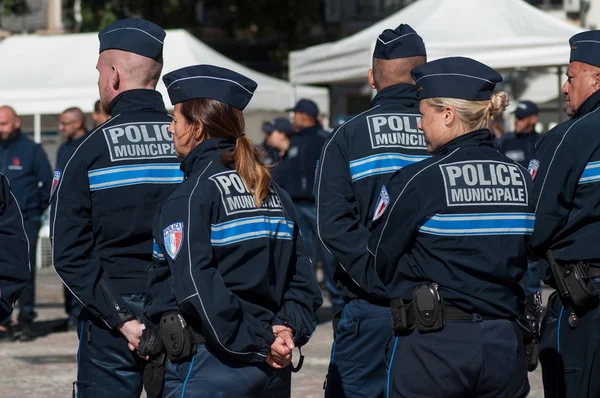 Poliziotti in piedi sul posto principale durante la cerimonia del trentesimo anniversario della creazione della polizia comunale — Foto Stock