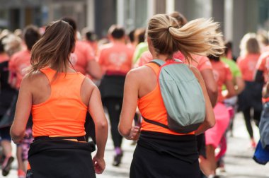 sokakta çalışan kızların arka görünümünde portre