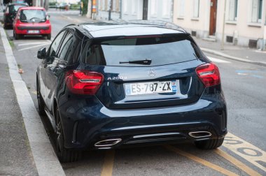 mavi Mercedes A200 dizel arka görünümü sokakta park