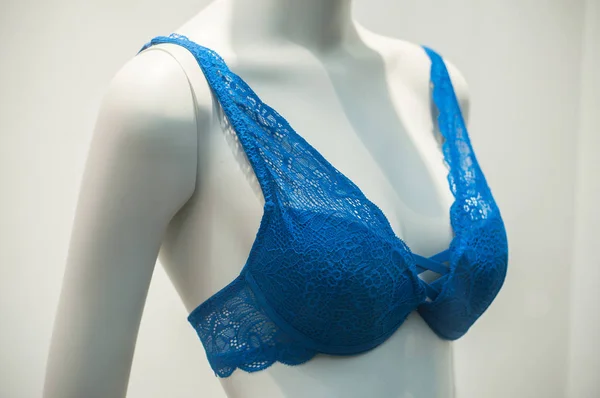 Gros plan de soutien-gorge bleu sur mannequin dans showroom magasin de mode — Photo