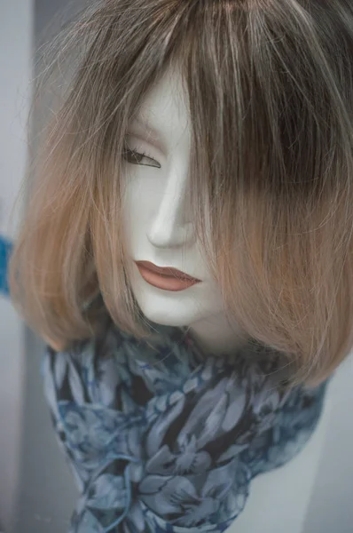 Close-up de cara de mulher de manequim com peruca na loja de moda — Fotografia de Stock