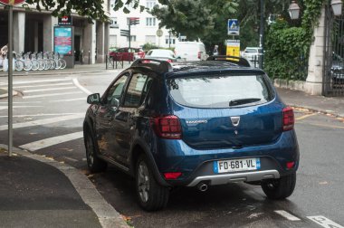 Bulanıklık Arka görünümü Dacia Sandero crossover sokakta park
