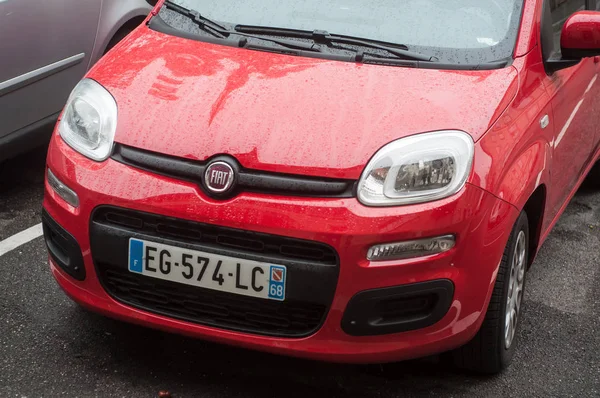 Regentropfen auf roten Fiat Panda, der auf der Straße geparkt war — Stockfoto