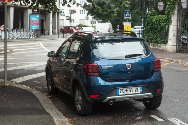 Rückansicht des auf der Straße geparkten unscharfen Dacia Sandero Crossover — Stockfoto