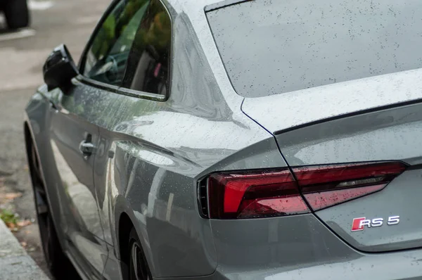 Achterlicht en teken van grijs Audi Rs5 geparkeerd in de straat — Stockfoto