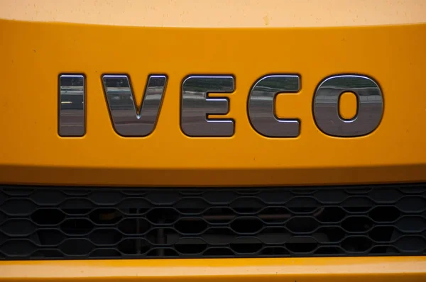 Zbliżenie logo Iveco na pomarańczowym wózkowodzie zaparkowany na ulicy — Zdjęcie stockowe