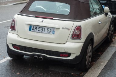 bej Mini Cooper S cabrio arka görünümü sokakta park 