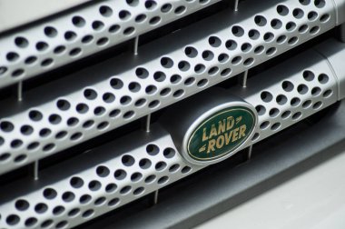 Sokakta park edilmiş ön crossover araba land rover logosu 