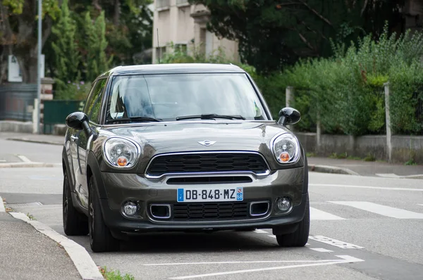 Frontansicht des auf der Straße geparkten Mini-Cooper-Clubman — Stockfoto