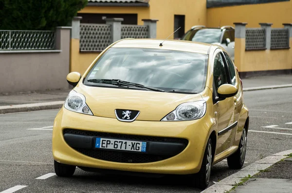 Frontansicht eines auf der Straße geparkten gelben Peugeot 107 — Stockfoto