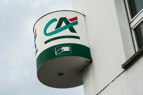 Credit Agricole logo a francia Bank ügynökség az utcán — Stock Fotó