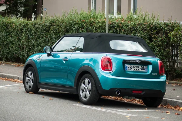 Close-up van blauwe Mini Cooper Cabriolet geparkeerd in de straat — Stockfoto