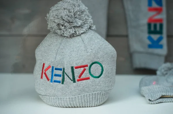 Wollmütze der Marke kenzo, des berühmten französischen Luxusunternehmens der lvmh group — Stockfoto