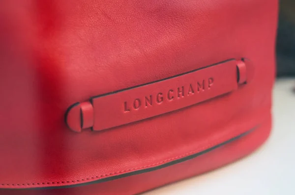 Rote Lederhandtasche der Marke longchamp des bekannten Luxusmodeunternehmens — Stockfoto