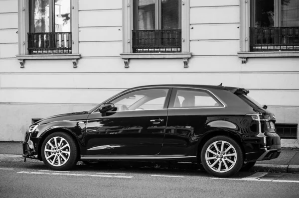 Vista de audi A3 negro estacionado en la calle — Foto de Stock