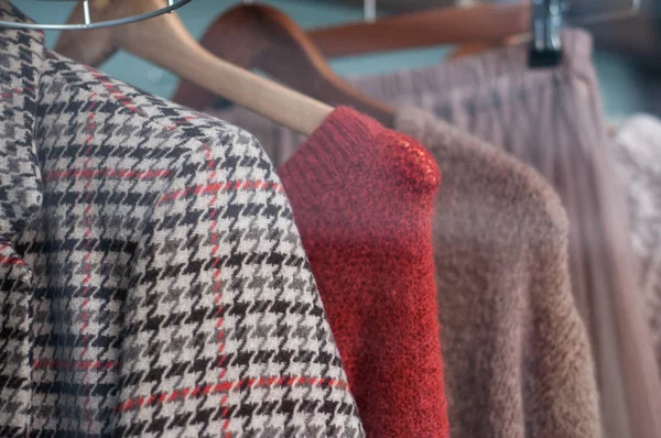 Primer plano de la ropa de invierno en perchas en el showroom de la tienda de moda — Foto de Stock