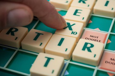 Scrabble oyunundaki plastik harfler 