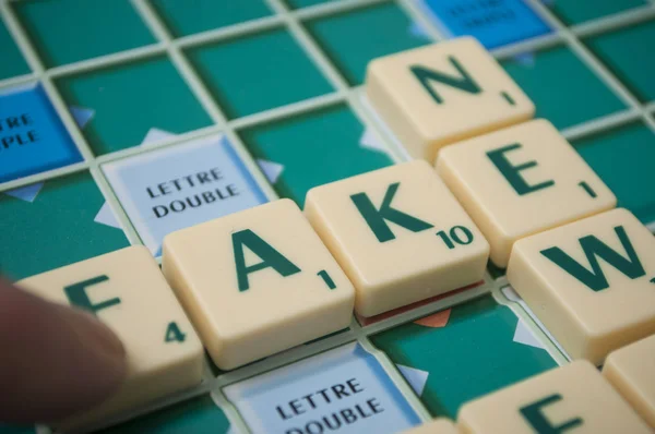 Huruf plastik pada permainan Scrabble membentuk kata: Fake new 's — Stok Foto