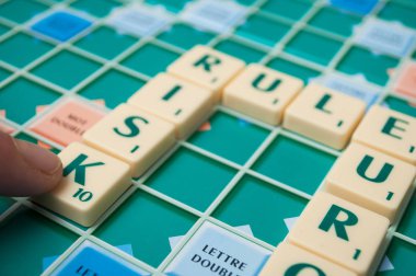 Scrabble oyunundaki plastik harfler 