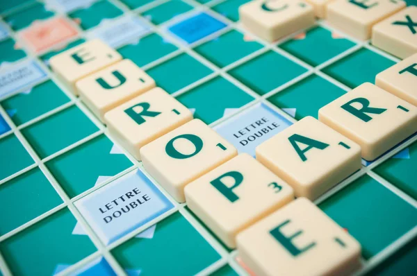 Letras de plástico en Scrabble juego de mesa que forma la palabra: Europa —  Fotos de Stock