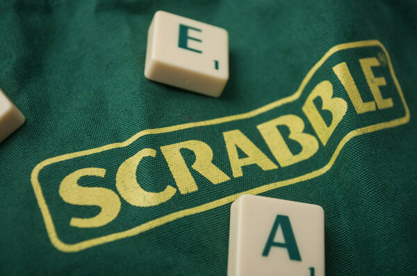 Бренд Scrabble на сумке из известной игры в кроссворды
 