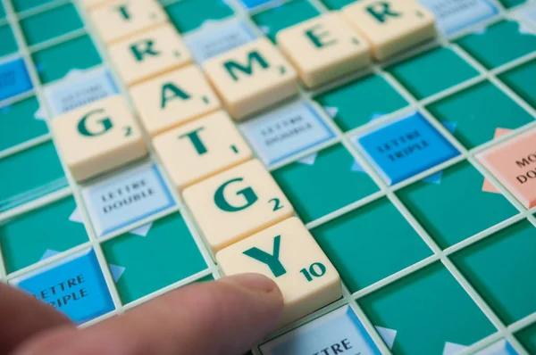 Plastic letters op scrabble bordspel vormen de woorden: Strategie en gamer — Stockfoto