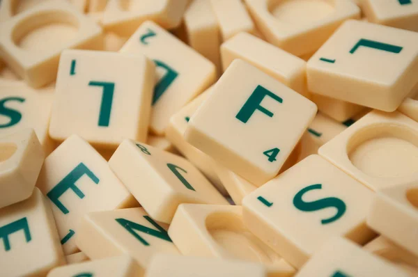Sluiten van plastic letters van Scrabble spel — Stockfoto
